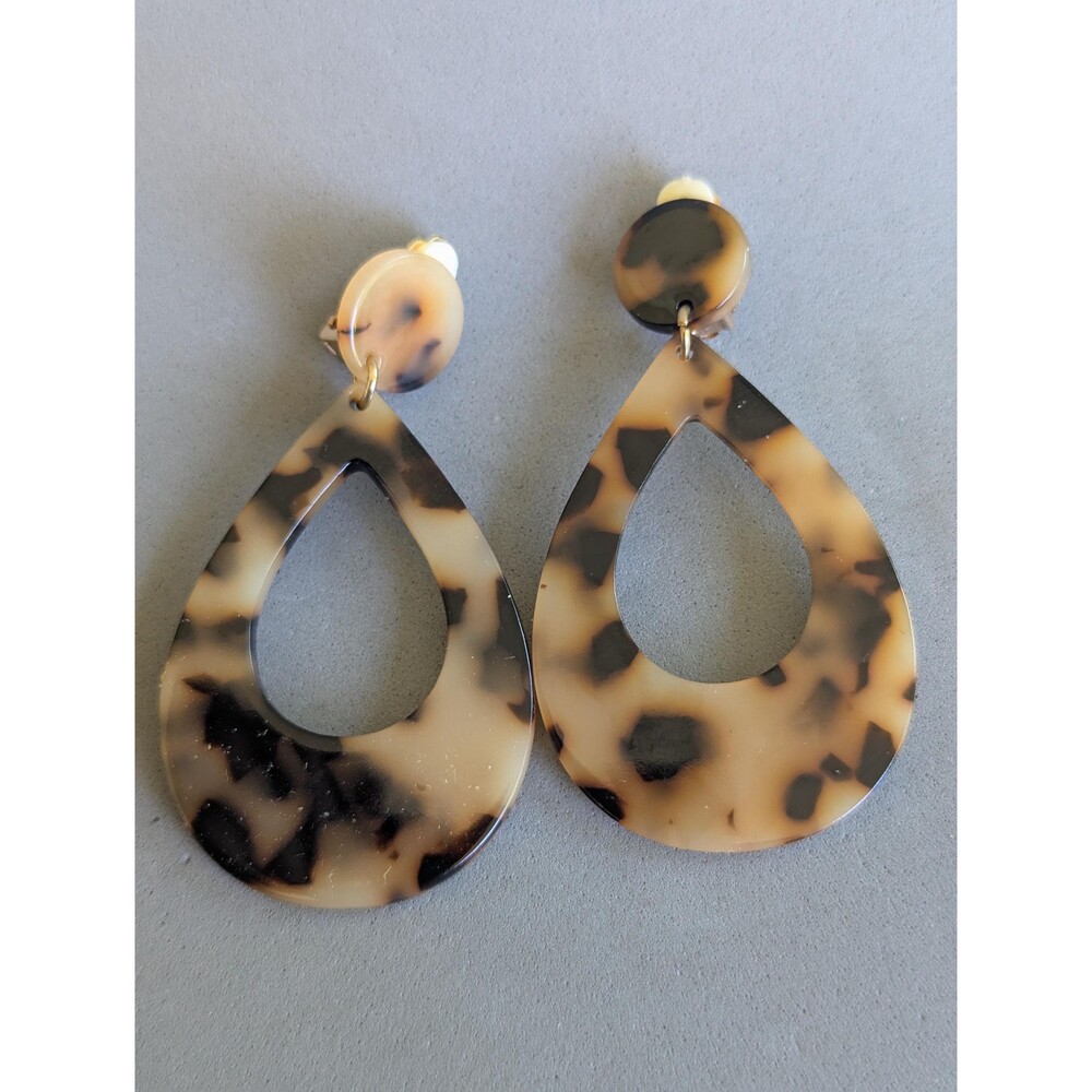 Vintage 1980s Tortoiseshell Lucite Teardrop Dangle Clip On Earrings - Picture 1 of 7